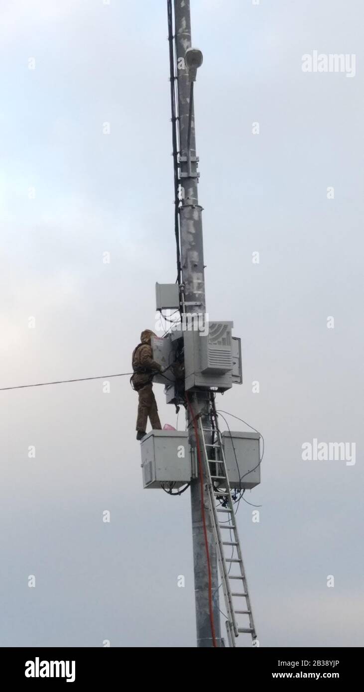 Sankt Petersburg, Russland-02 Februar 2020: Wartung von Technikern am Fernmeldeturm. Stockfoto