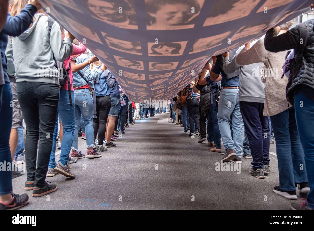 Die 30000 verschwundene Fahne auf der Volksoffenbarung während des nationalen Tages der Erinnerung, Der Wahrheit und der Gerechtigkeit, die sich an diese 30000 Vermissten erinnern, nieder Stockfoto