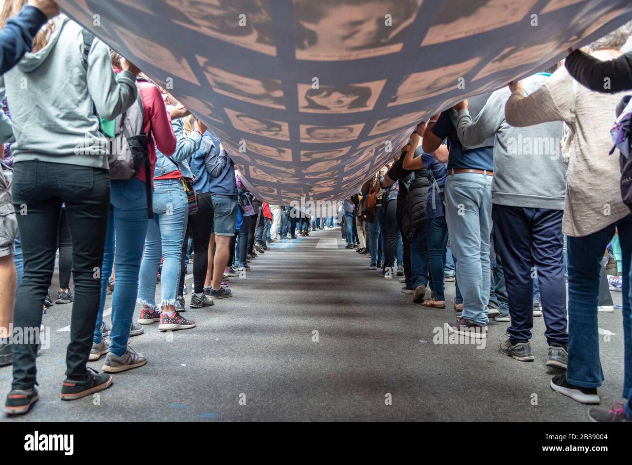 Die 30000 verschwundene Fahne auf der Volksoffenbarung während des nationalen Tages der Erinnerung, Der Wahrheit und der Gerechtigkeit, die sich an diese 30000 Vermissten erinnern, nieder Stockfoto