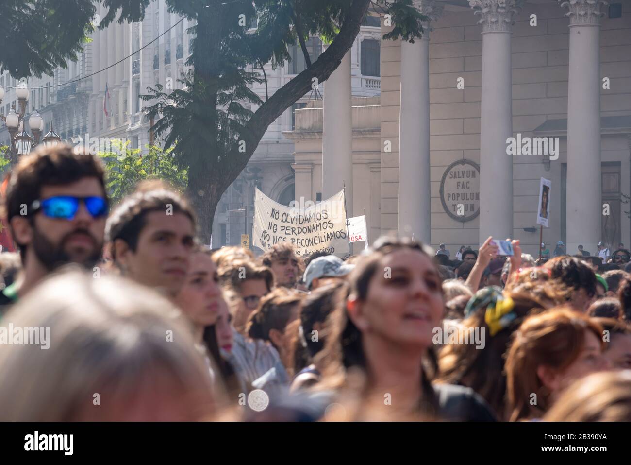 Volksauftauchen seit 43 Jahren des Putsches während des nationalen Tages der Erinnerung, Der Wahrheit und der Gerechtigkeit, die an diese 30000 in Argentinien vertauschten Stockfoto