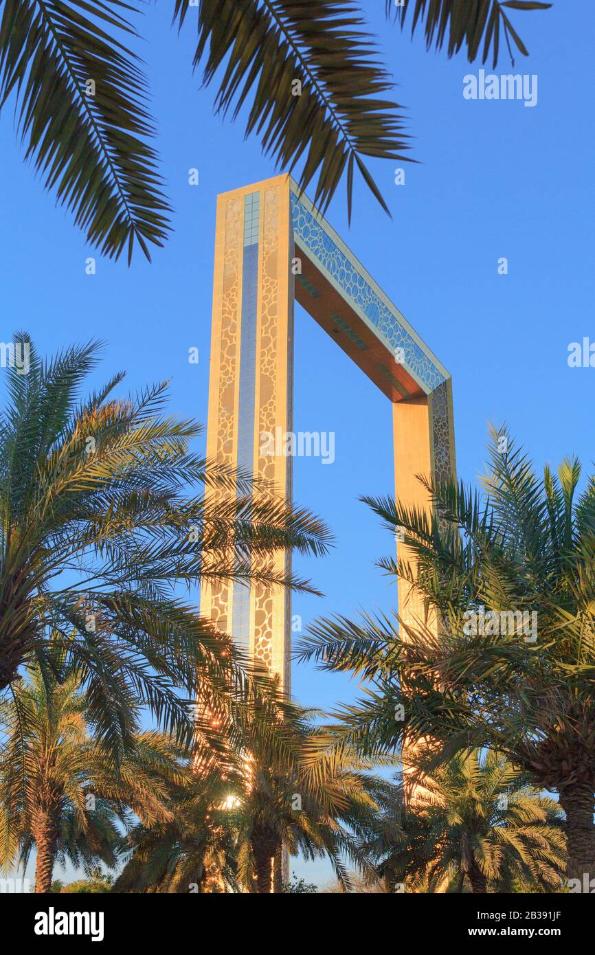Dubai, VAE - 8. MÄRZ 2019: Der berühmte Dubai Frame mit Palmen liegt im Zabeel Park. Stockfoto