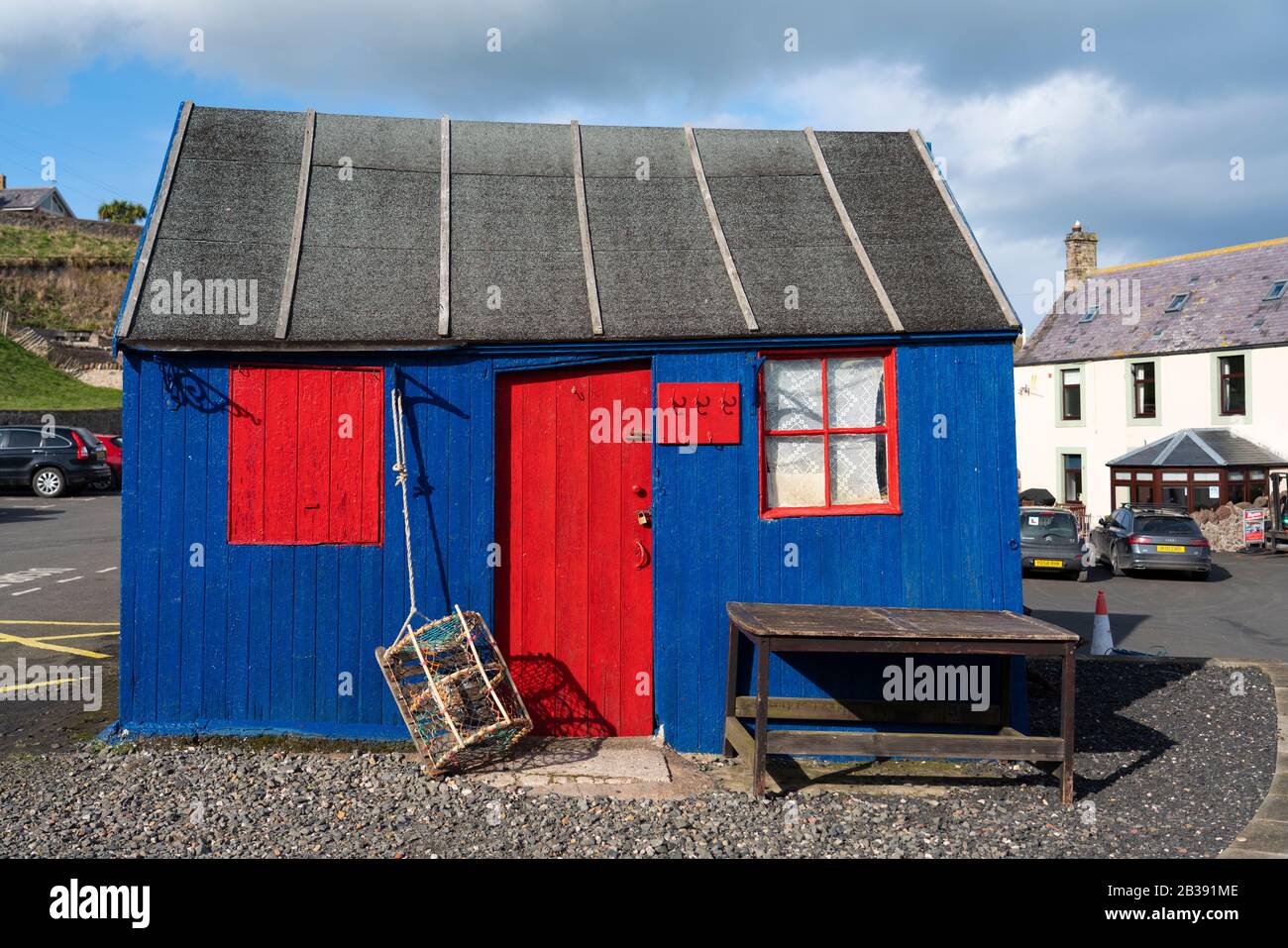 Bunte Holzhütte am Hafen im Fischerdorf St Abbs an der Nordseeküste in Scottish Borders, Schottland, Großbritannien Stockfoto