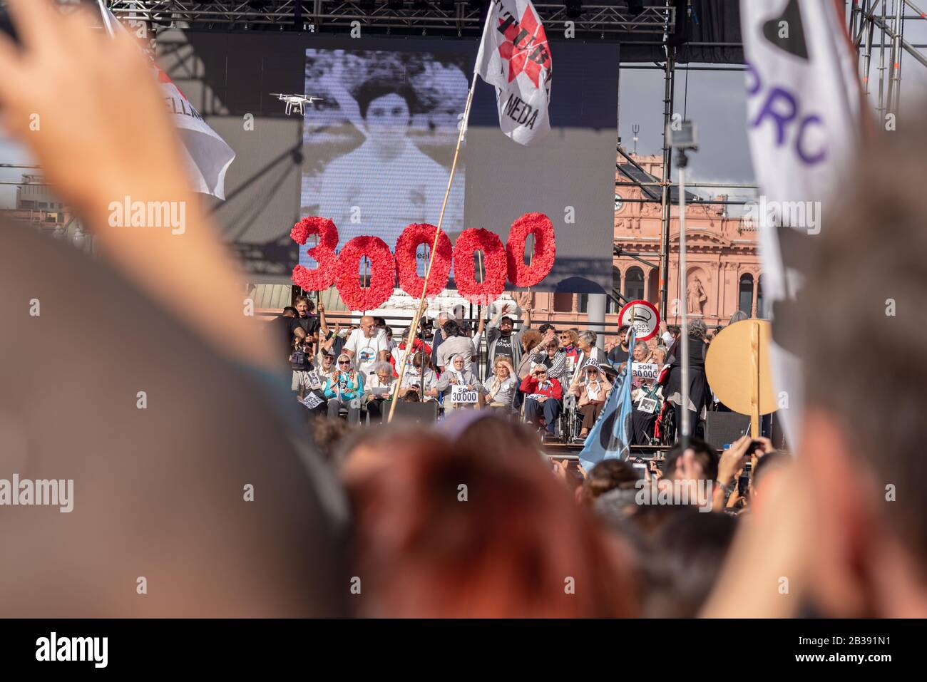 Buenos Aires, Argentinien; 24. März 2019: Ein Blick auf die Bühne mit Müttern und Söhnen der enttauchten Kollegen auf dem Putsch von 1976, beim Volksmann Stockfoto