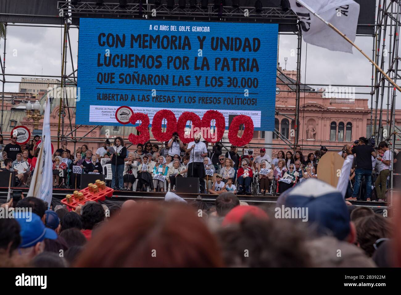Volksauftauchen seit 43 Jahren des Putsches während des nationalen Tages der Erinnerung, Der Wahrheit und der Gerechtigkeit, die an diese 30000 in Argentinien vertauschten Stockfoto