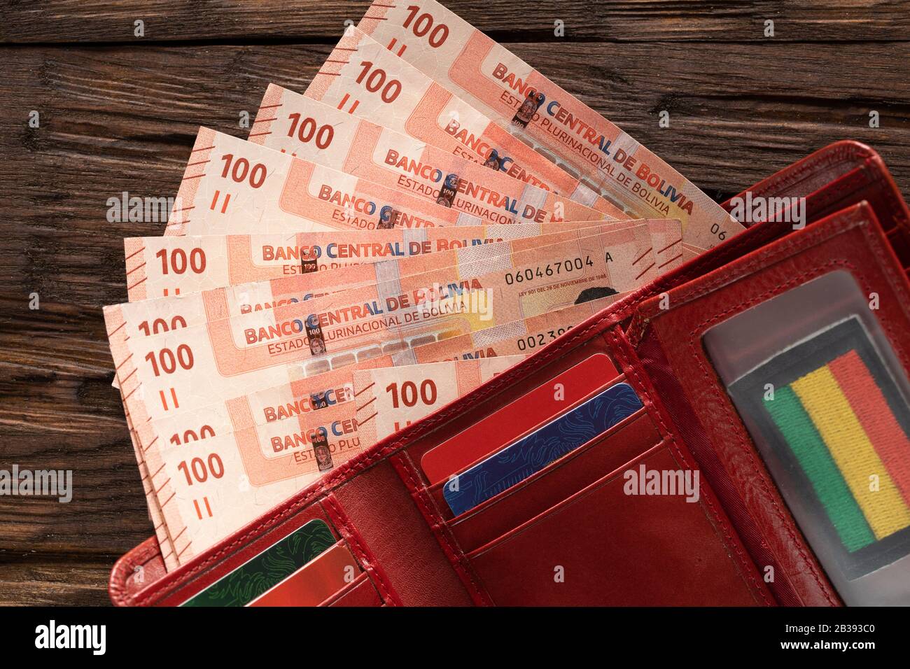 Bolivianisches Geld in der Brieftasche auf der Holztischplatte Stockfoto