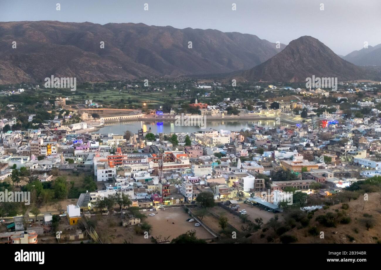 Diese hübsche, kleine Stadt, die vom Gayatri Tempel auf dem Hügel, einem beliebten Pilgerort für Hindus, aus gesehen wird. Stockfoto