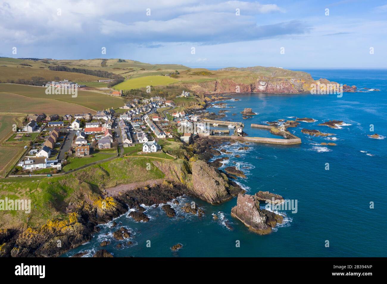 Luftaufnahme des kleinen Fischerdorfs und des Hafenortes St Abbs an der Nordseeküste in den schottischen Grenzen, Schottland, Großbritannien Stockfoto