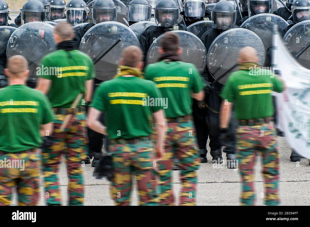 Leopoldsburg, Belgien. Mai 2011. Demonstration der Bereitschaftstruppe, die eine Schutzbarriere mit Bereitschaftssiegen bildet Stockfoto