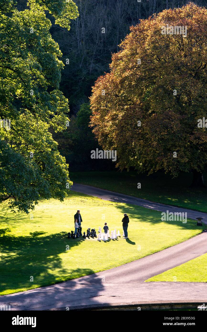 Schach auf dem Rasen im Manor House Hotel in Castle Combe, England. Stockfoto