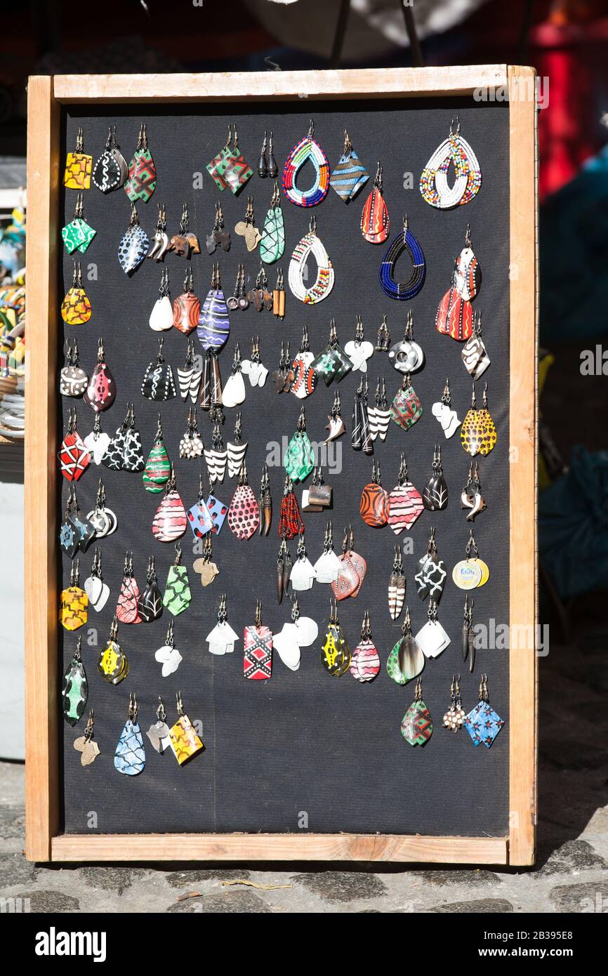 Platine mit handgefertigten Ohrringen in afrikanischem Design auf einem Markt in Südafrika Stockfoto