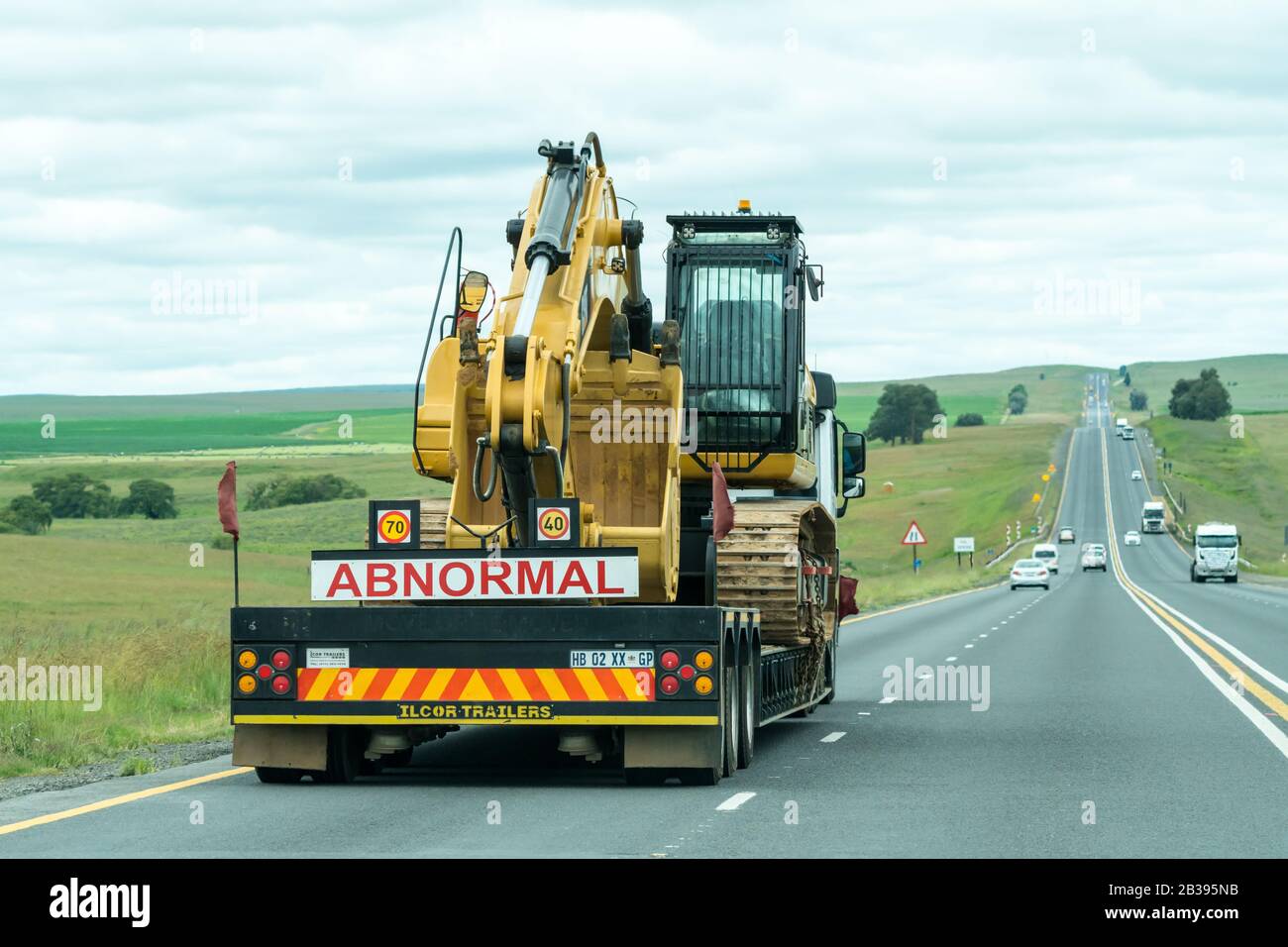 Abnormer Lastkraftwagen und Anhänger auf einer Autobahn in Südafrika Stockfoto