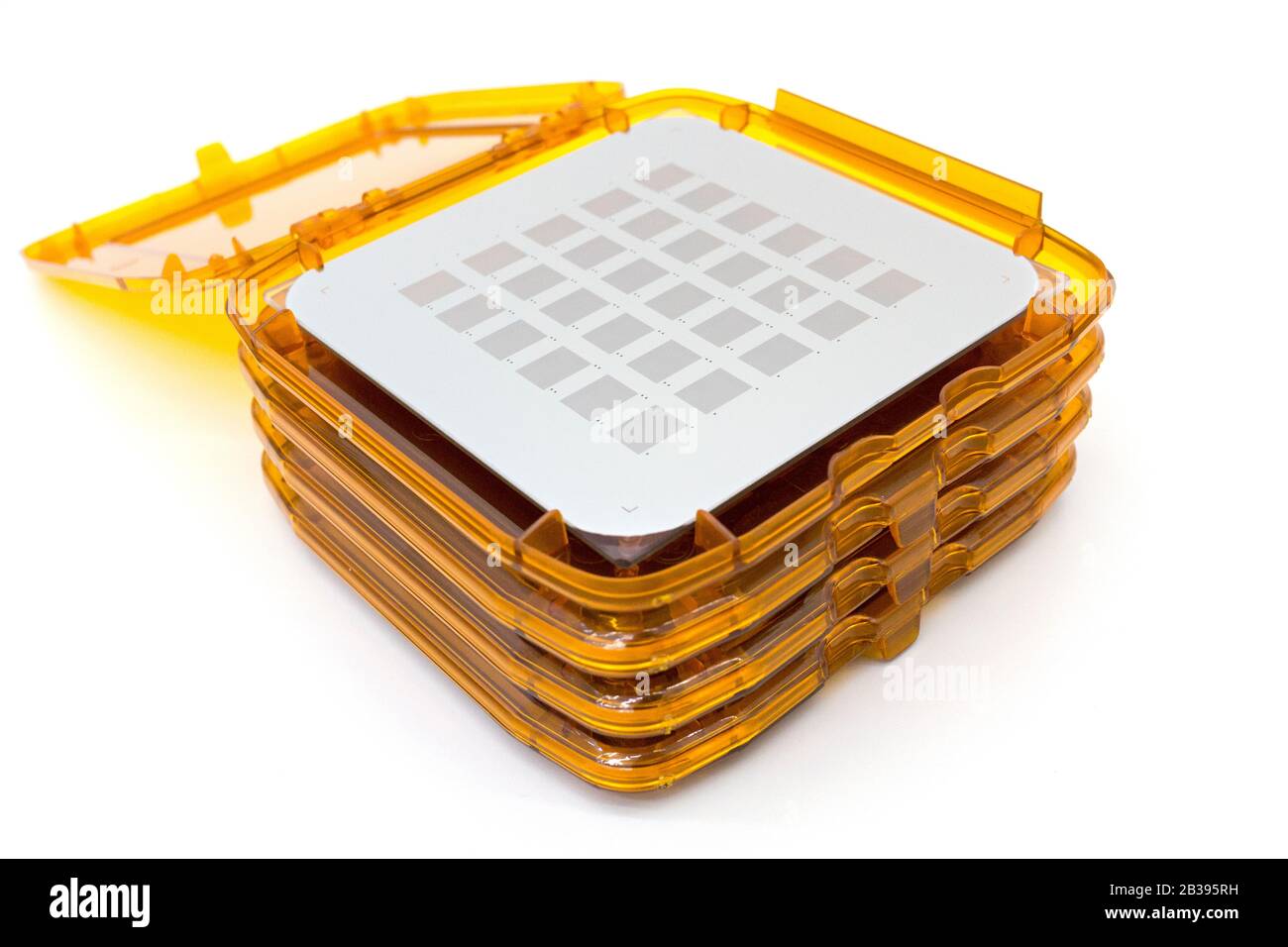 Foto von Fotomasken für die Fotolithografie Verfahren eine orange Boxen Stockfoto