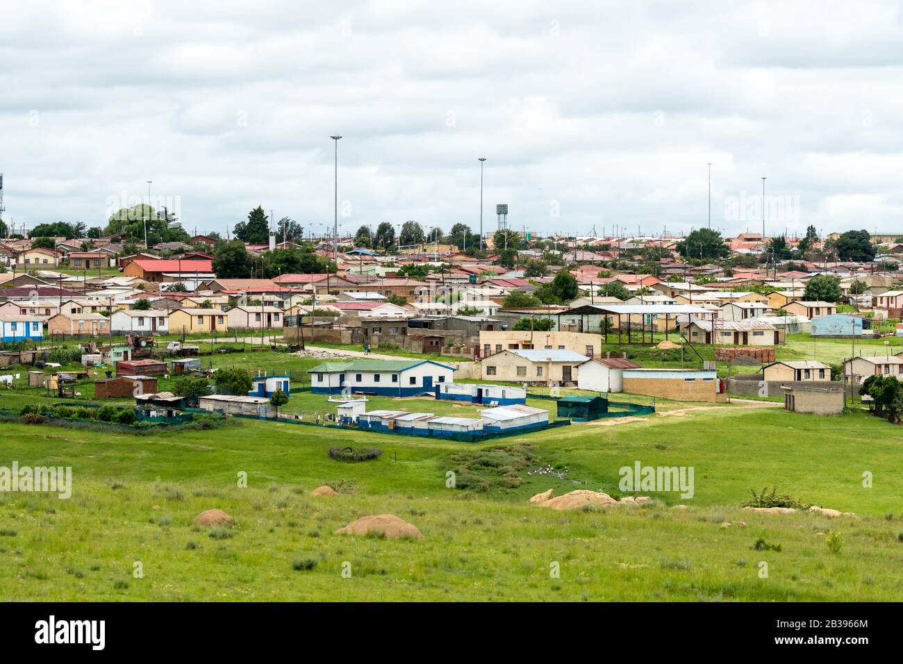 Malerische Aussicht auf eine ländliche afrikanische Kleinstadt und Gemeinde in der Freistaats Provinz, Südafrika Stockfoto