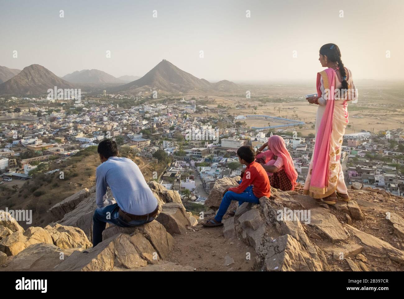 Eine Hindu-Familie steht auf dem Blick auf die Stadt und ihren zentralen See vom Gayatri Hill Top Temple.April 2018. Stockfoto