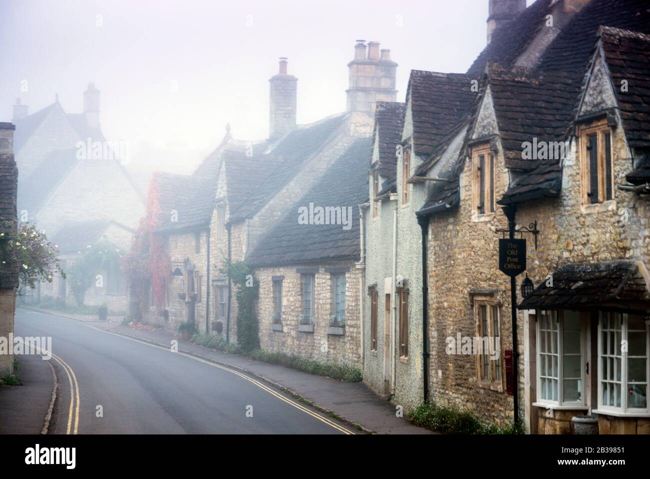 Castle Combe, England mittelalterliches Cotswold-Dorf. Stockfoto