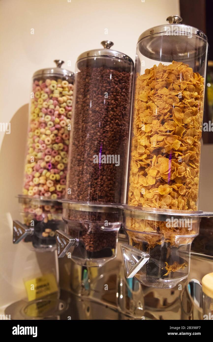 Selektive Auswahl an Frühstückszerealien Morgen-Mahlzeit; Knackige dunkle Schokolade, Cornflakes und Fruchtlauben in Cornflakes Glasgefäßen. Nutriti Stockfoto