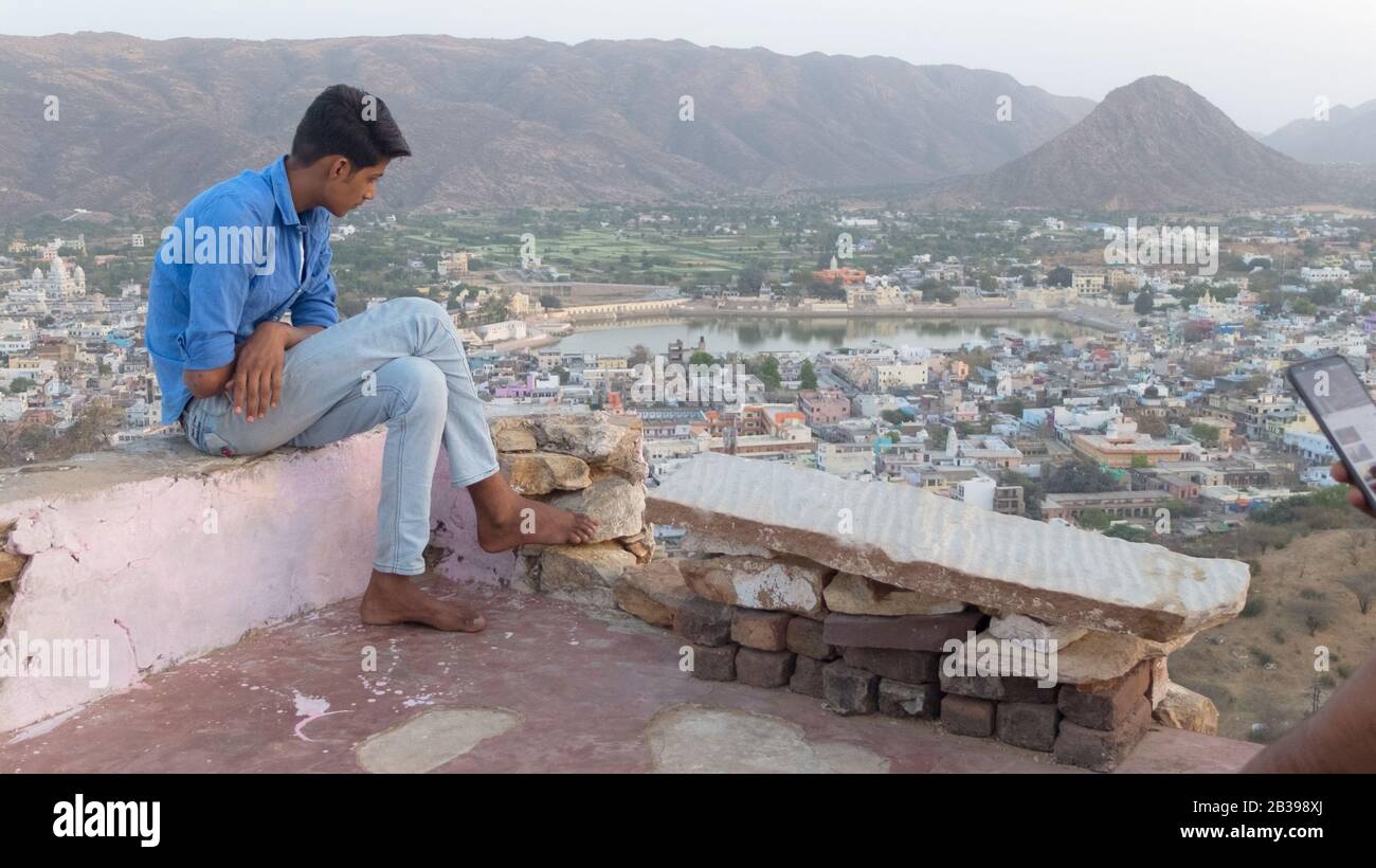 Ein junger Hindu-Mann überblickt Pushkar den vom Gayatri Hilltop Tempel, einem beliebten Pilgerort für Hindus. Stockfoto