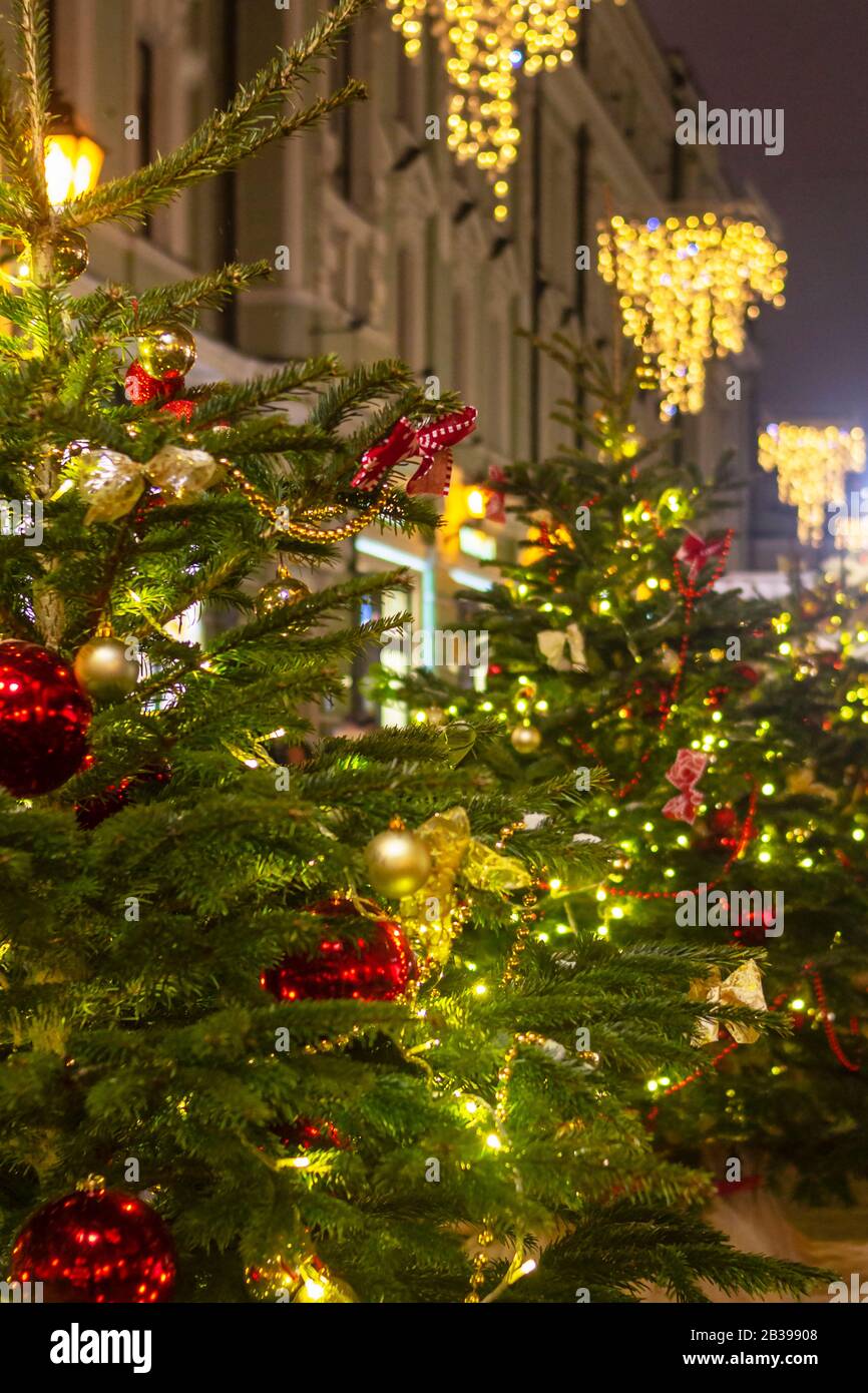 Der Weihnachtsbaum auf einer der zentralen Straßen von Moskau, geschmückt für Weihnachten.Festliche Beleuchtung für Neujahr und Weihnachtsferien. Stockfoto
