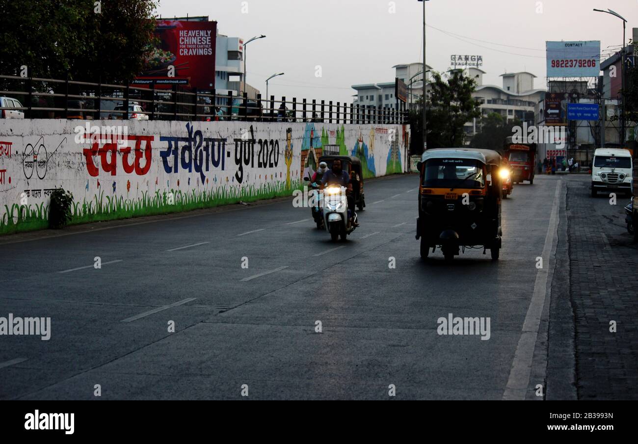 Swatchh bharat swatchh sarvekshan pune 2020 Straße Wandkunst auf Sinhagad Straße am frühen Morgen Stirnlampen Fahrräder Auto Rikscha Stockfoto