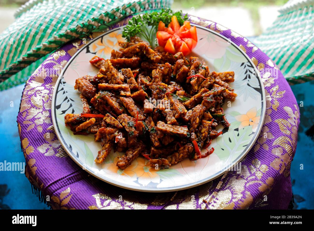 Indonesien-Essen - Tempeh Goreng oder gebratenes Tempeh - balinesische vegetarische Speisen Stockfoto