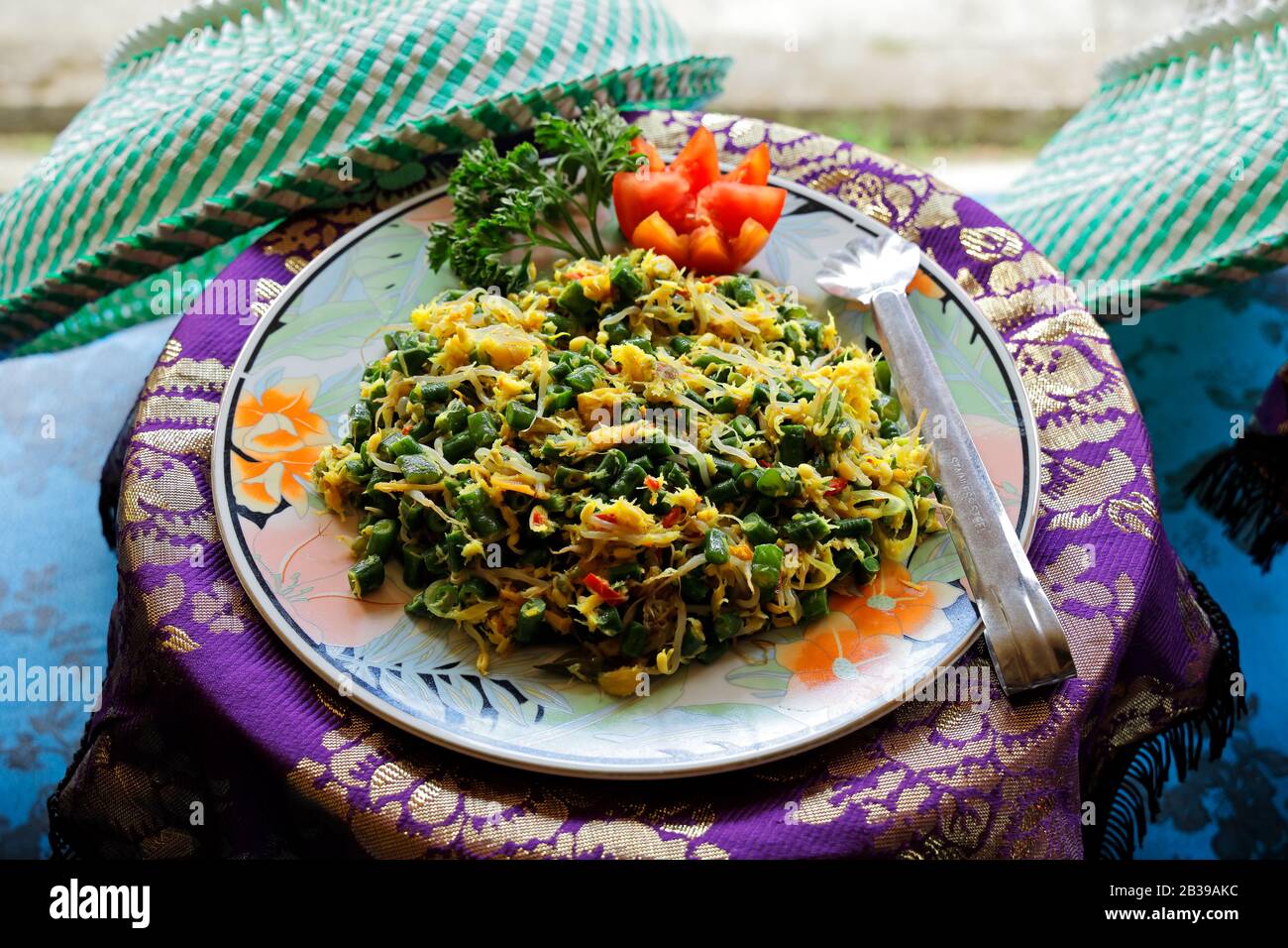 Indonesische Küche - Urab-Sayur - traditioneller balinesischer gemischter Gemüsesalat Stockfoto