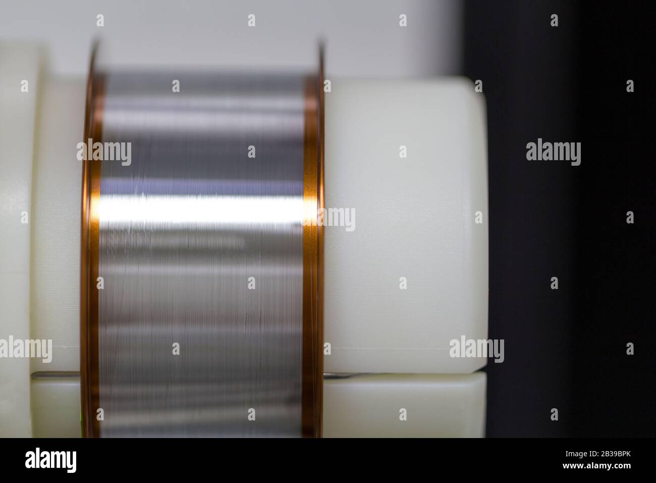 Spule der Lötlegierung.Aluminiumdraht auf Rolle. Stockfoto