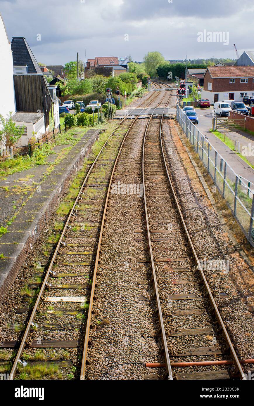 Zwei parallele Bahngleise führen den Eisenbahnverkehr in und durch East Anglia, wie in Woodbridge Suffolk England UK gezeigt Stockfoto