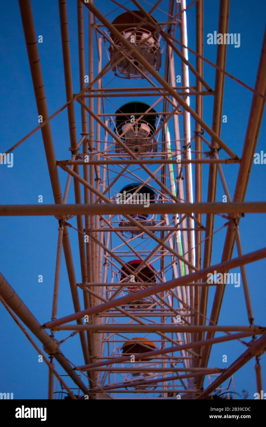 Das Riesenrad bietet von unten einen Blick auf die Stände. Vertikales Foto Stockfoto