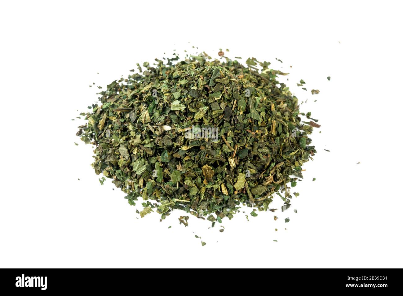 Getrocknetes Nesselkraut oder in lateinischer Utricae Foliumhaufen aus isoliert auf weißem Grund. Heilkräuter. Kräutermedizin. Alternative Medizin Stockfoto