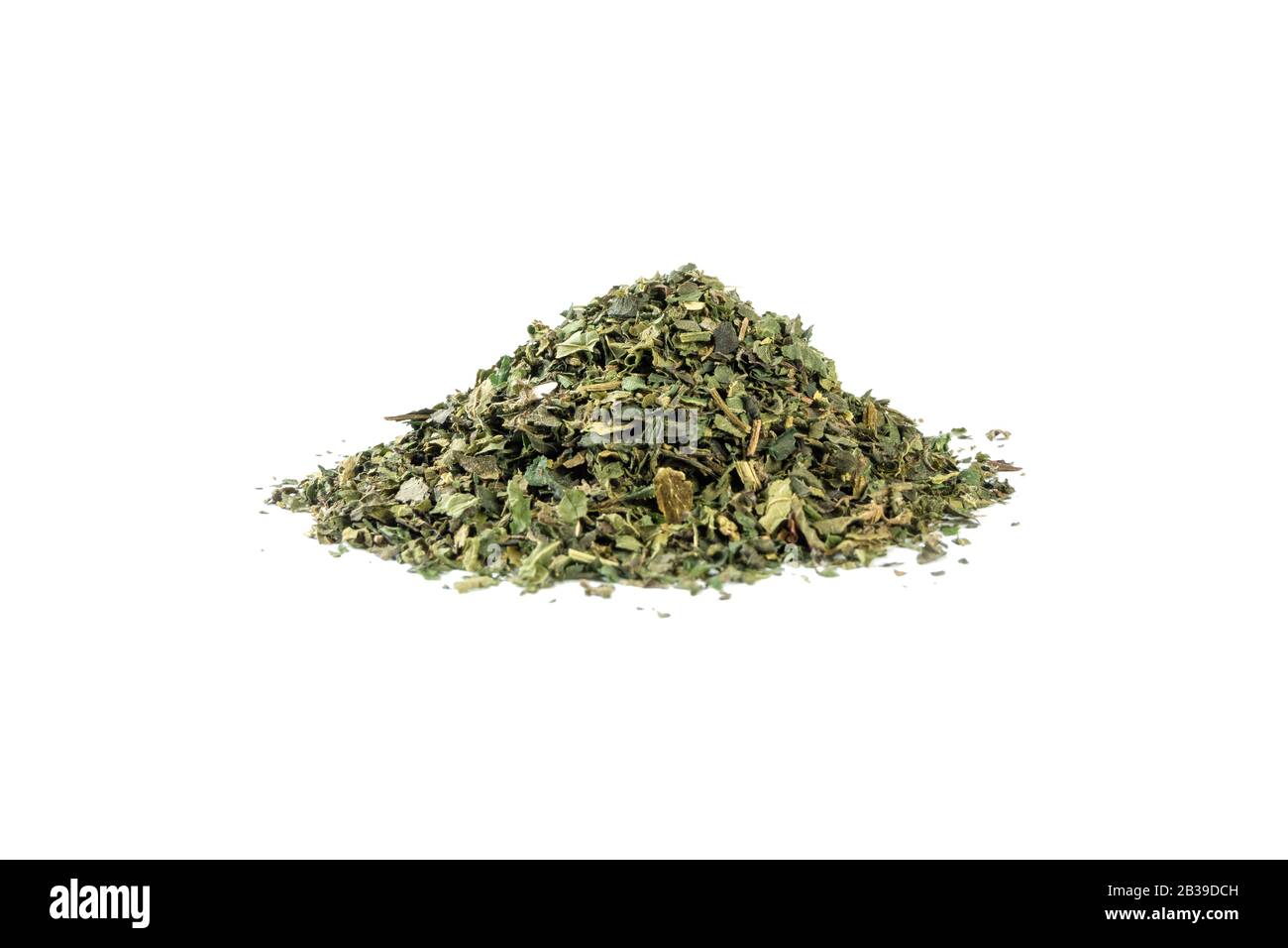 Getrocknetes Nesselkraut oder in lateinischer Utricae Foliumhaufen aus isoliert auf weißem Grund. Heilkräuter. Kräutermedizin. Alternative Medizin Stockfoto
