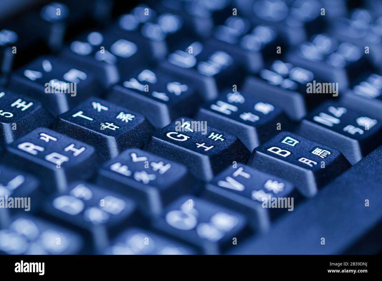 Schwarze Tastatur mit mehreren Sprachen. Selektiver Fokus. Stockfoto