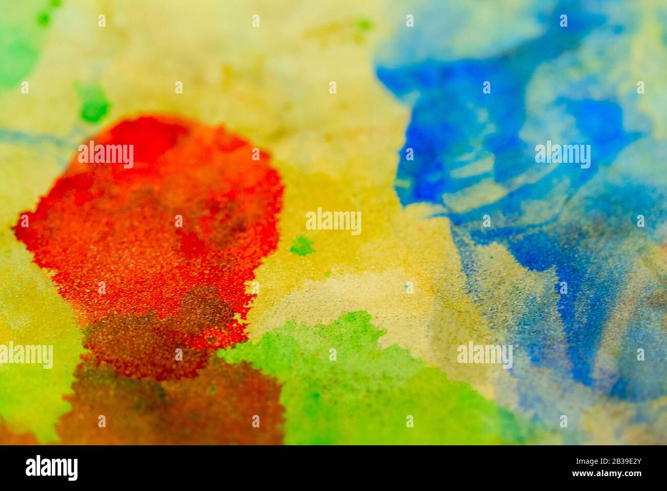 Abstrakt Aquarell Hintergrund der Flecken rot blau und gelb Farbe. Stockfoto