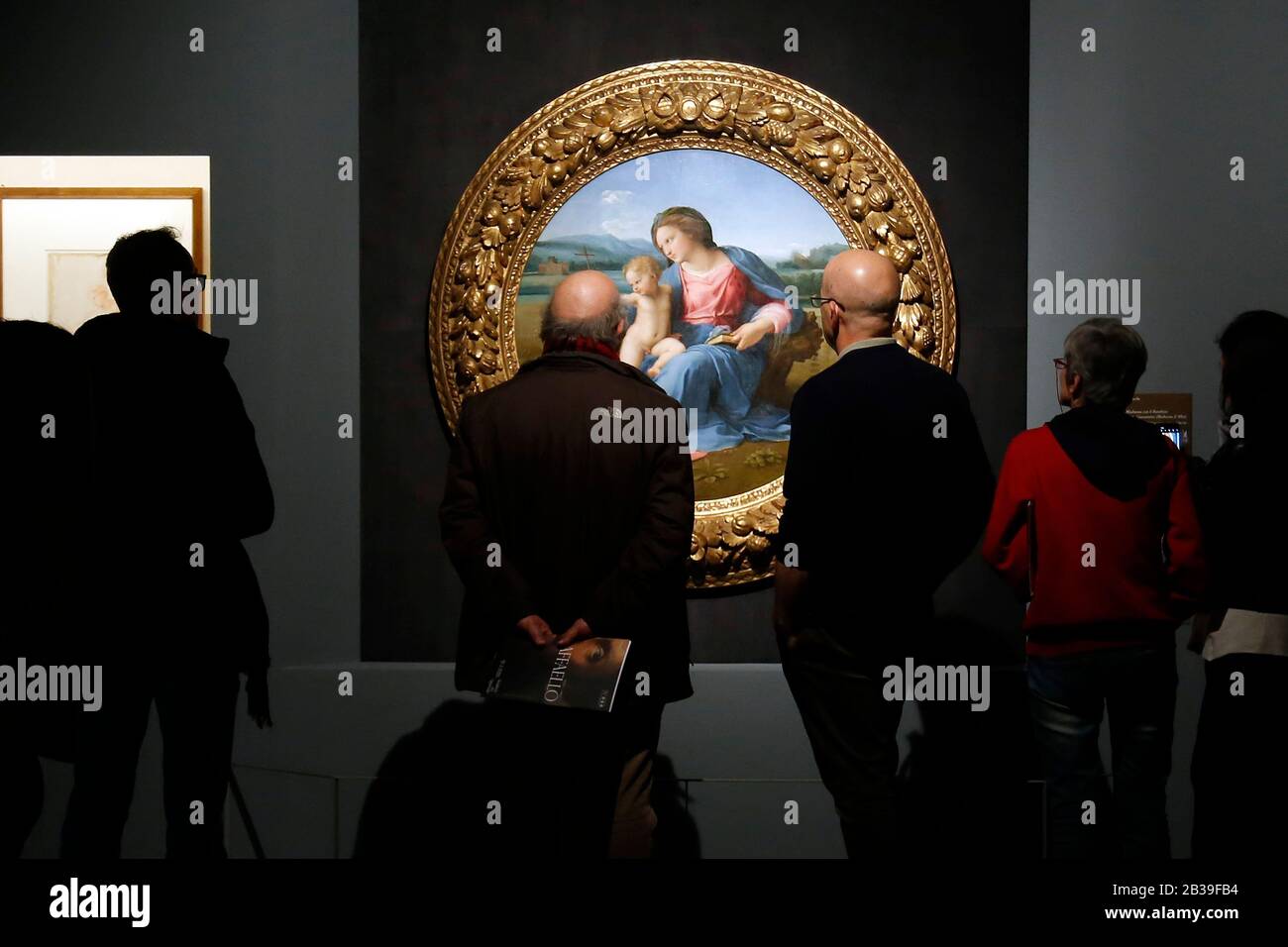 Roma, Italien. März 2020. Madonna und Kind mit dem heiligen Johannes dem Täufer. Madonna con bambino e San Giovannino Rom 4. März 2020. Quirinalställe. Ausstellung "Raffaello 1520-1483". Foto Samantha Zucchi Insidefoto Credit: Insidefoto srl/Alamy Live News Stockfoto