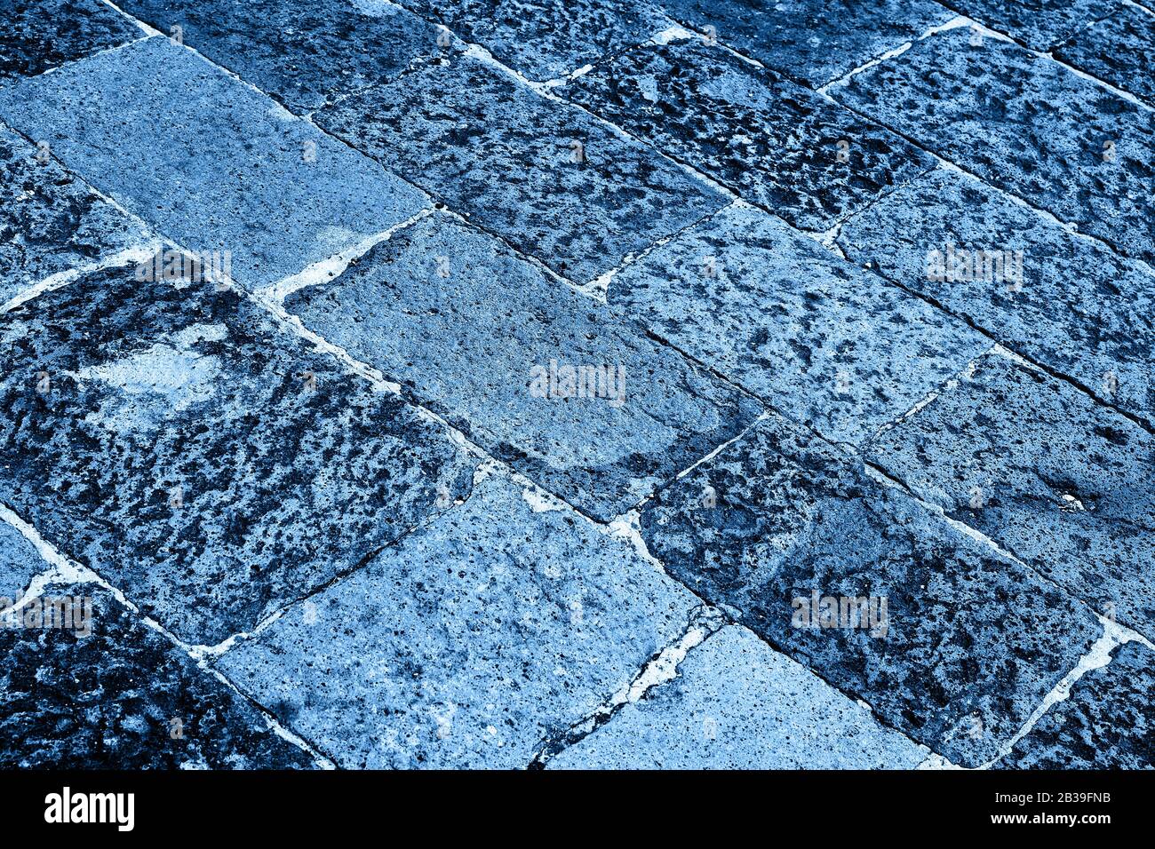 Hintergrund der alten, abgenutzten Ziegelstruktur. Hintergrund. Farbe des Jahres 2020 Classic Blue getont. Stockfoto