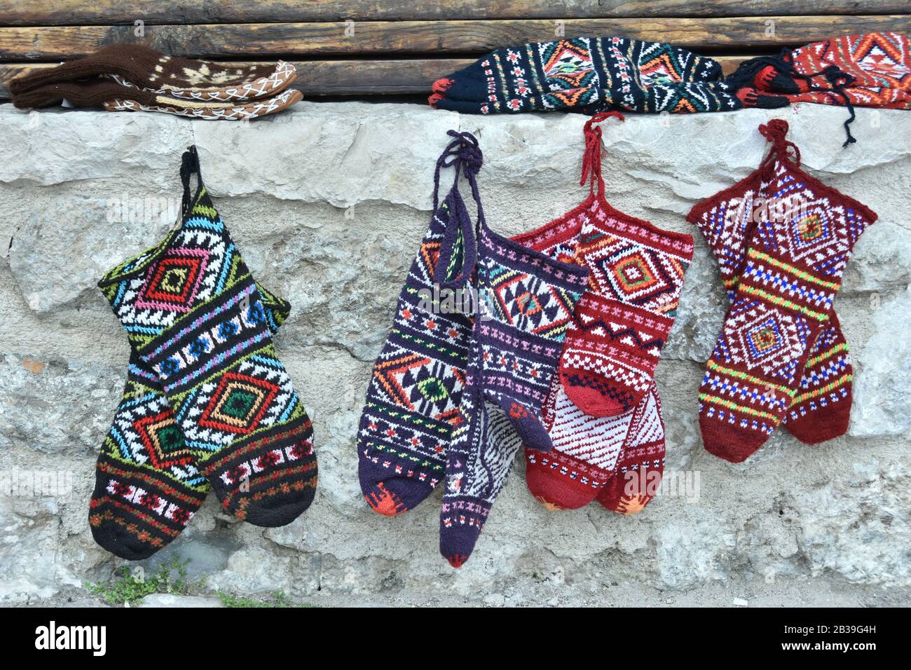 Kruje, ALBANIEN - 21. MAI 2017: Traditioneller osmanischer Markt in Kruja, Karte Stockfoto