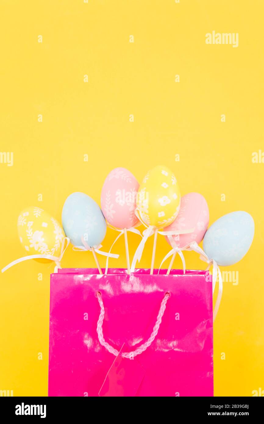 Ostereier in einer Einkaufstasche Stockfoto