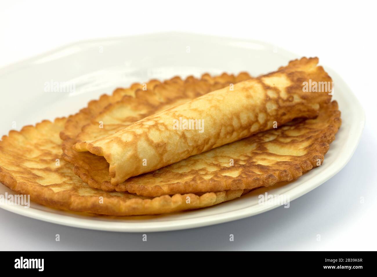 Gebackenes ei Pfannkuchen auf einer Platte Stockfoto