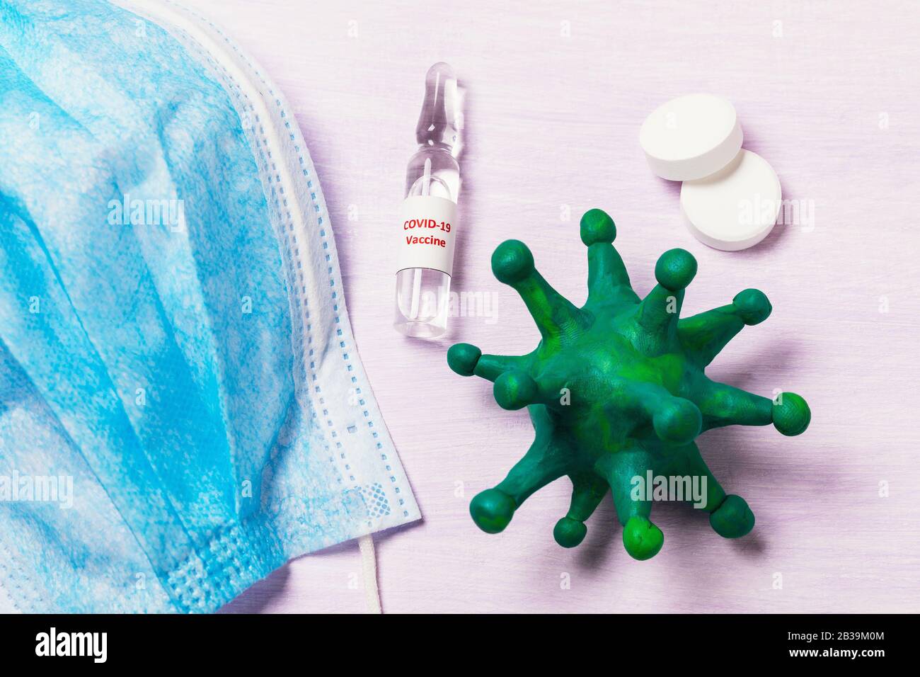 Coronavirus Mockup, medizinische Maske und Impfstoffampulle aus COVID-19 Stockfoto