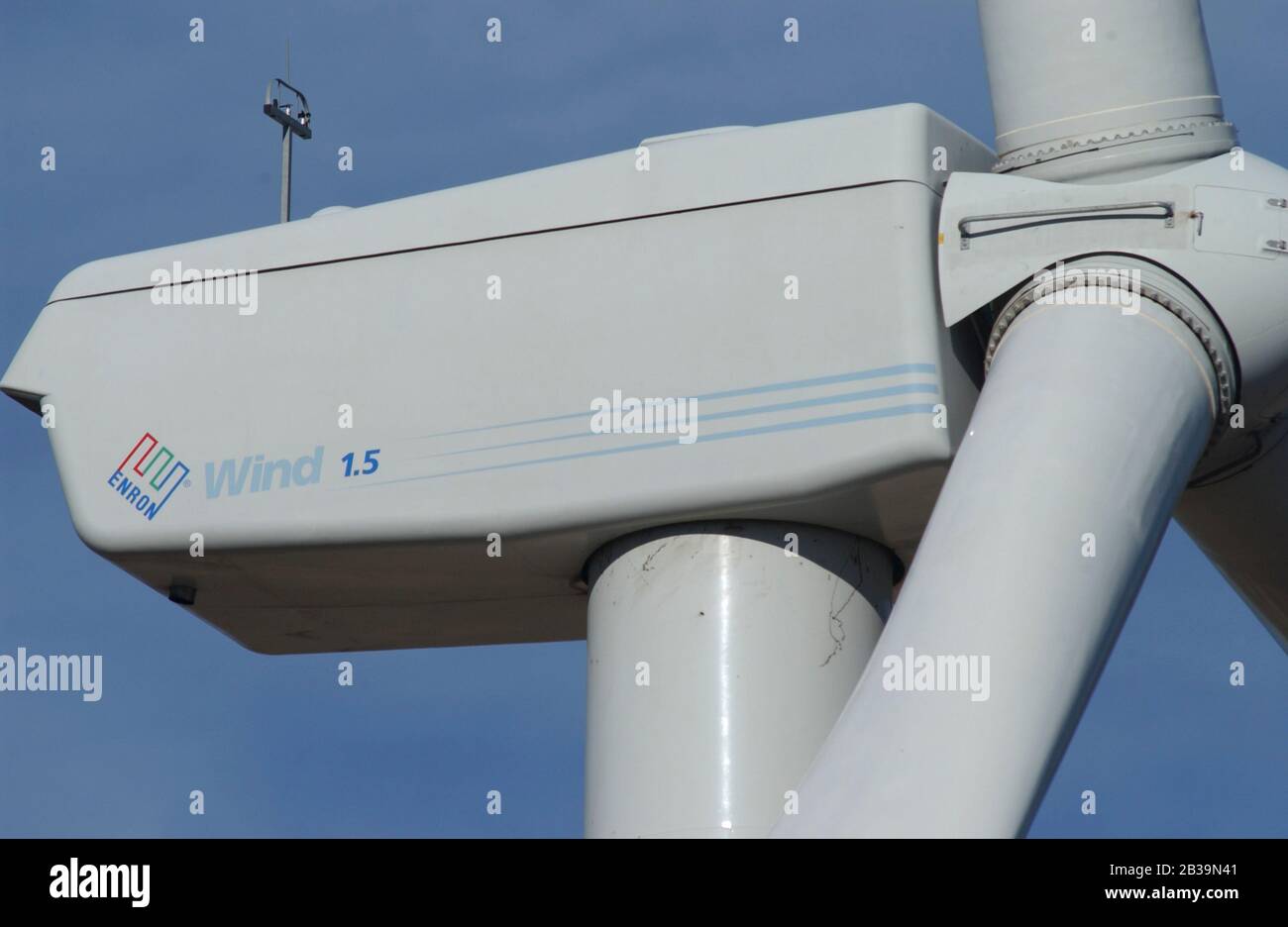 Pecos County, TX 18. Februar 2004: Nahaufnahme des Maschinenhauses einer Windturbine auf der Desert Sky Wind Farm, einer insgesamt 107 1.5-Megawatt-Türme, die sich über eine 15 Quadratkilometer große mesa im Westen von Texas in der Nähe von Iraan erstrecken. Rotordurchmesser 231 Fuß bei 20 Umdrehungen pro Minute, Höhe 213 Fuß und Gewicht je 85 Tonnen. Enron-Logo. ©Bob Daemmrich Stockfoto