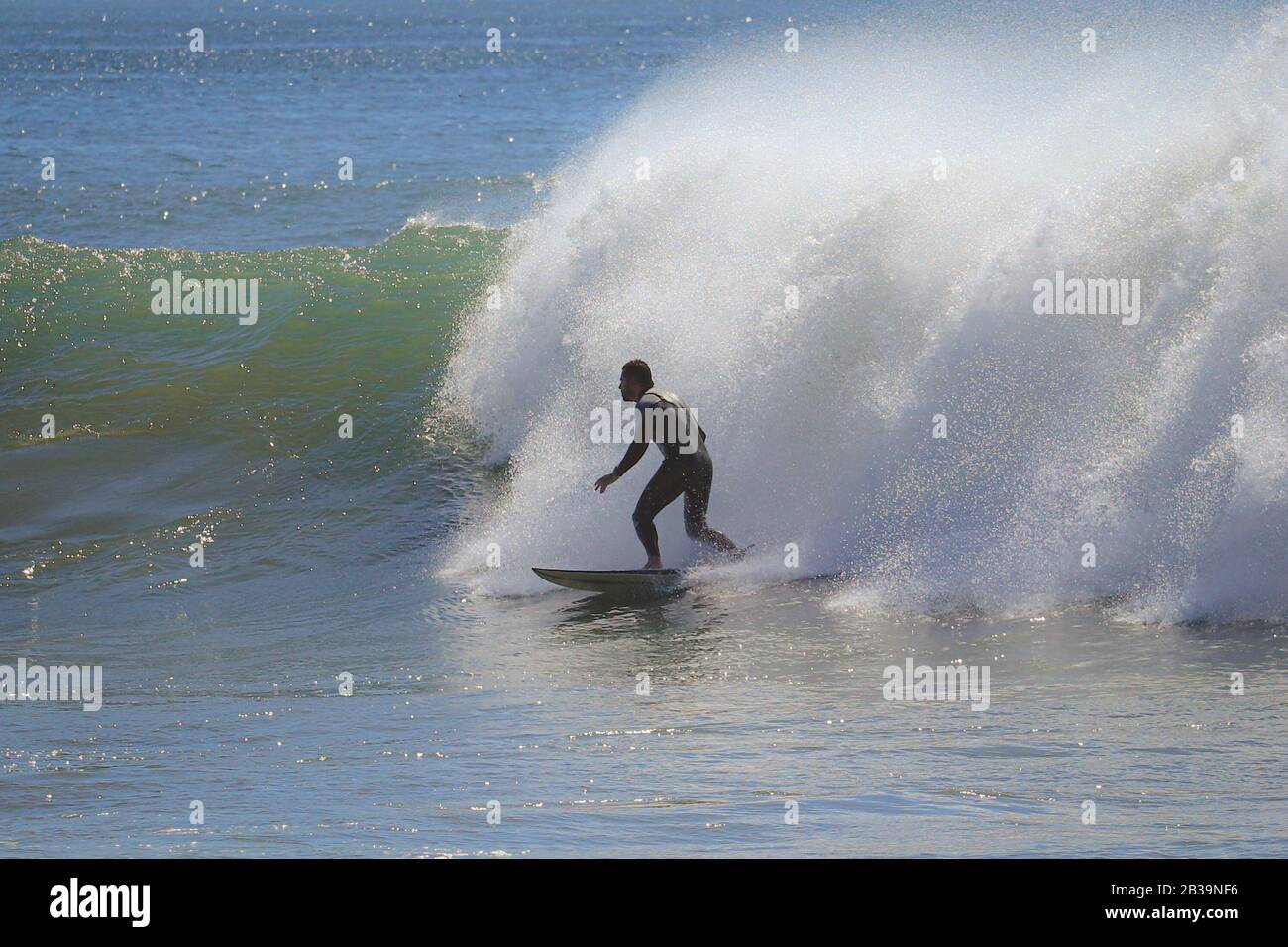 Surfer am Blue Ocean Wave Stockfoto