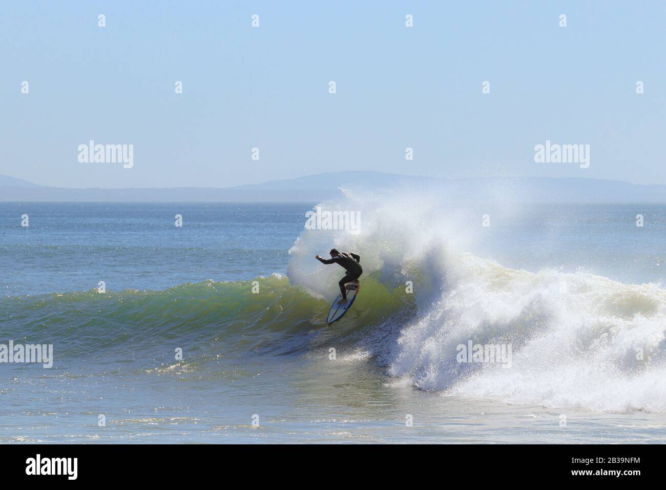 Surfer am Blue Ocean Wave Stockfoto