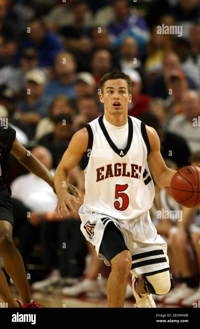 Austin Texas USA, 12. März 2004: Texas Boys High School 2A Basketball-Halbfinale Argyle (weiß) gegen Hitchcock (dunkel), Argyle gewann 64-51, um zum Staatsspiel vorzurücken. ©Bob Daemmrich Stockfoto