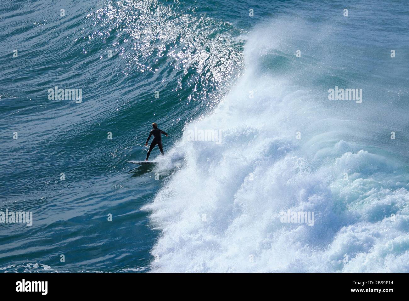 Surfer am Blue Ocean Wave Stockfoto