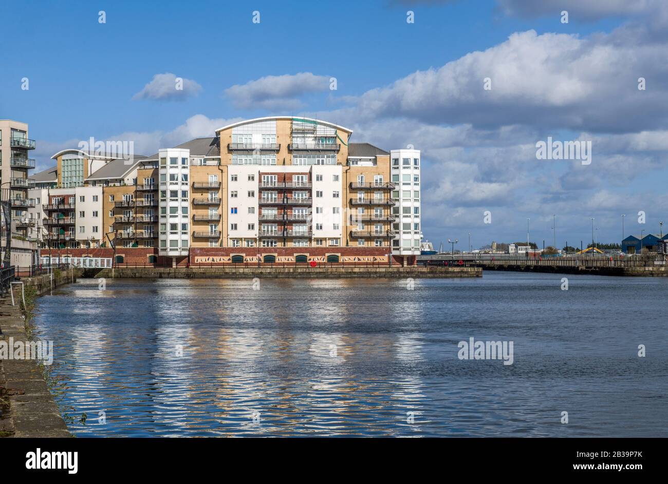 Cardiff Bay zeigt einen Apartmentblock im Roath Basin an einem sonnigen Märznachmittag in Cardiff, South Wales Stockfoto