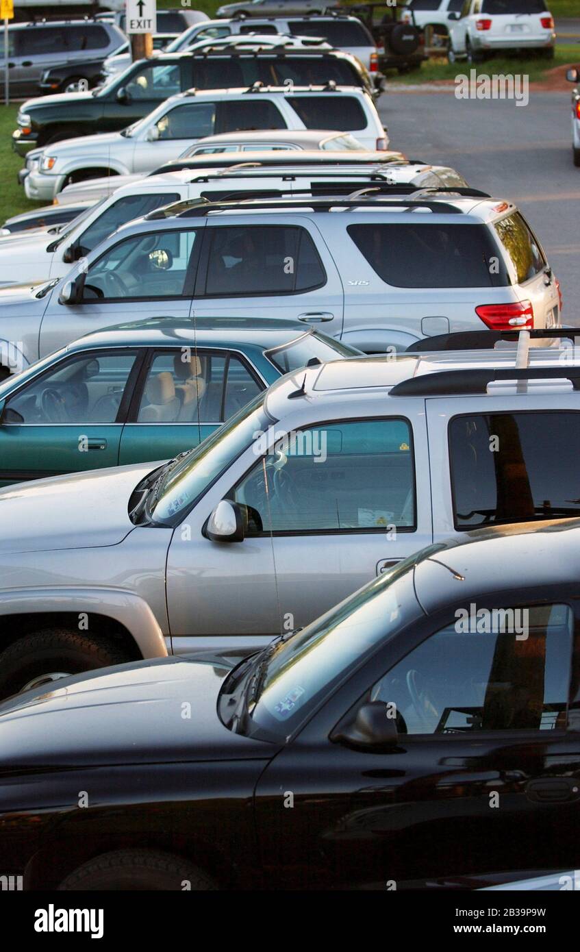 Austin Texas USA, um 2004: Sport Utility Vehicles (SUVs) füllen den Parkplatz auf einem Freizeit-Fußballfeld. © Bob Daemmrich Stockfoto