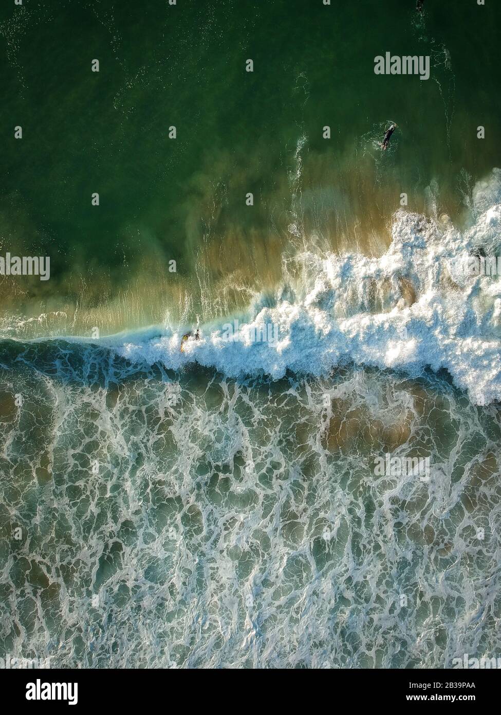 Luftaufnahme von einer großen Welle, die in einem Strand zusammenbricht. Drohnenansicht Stockfoto