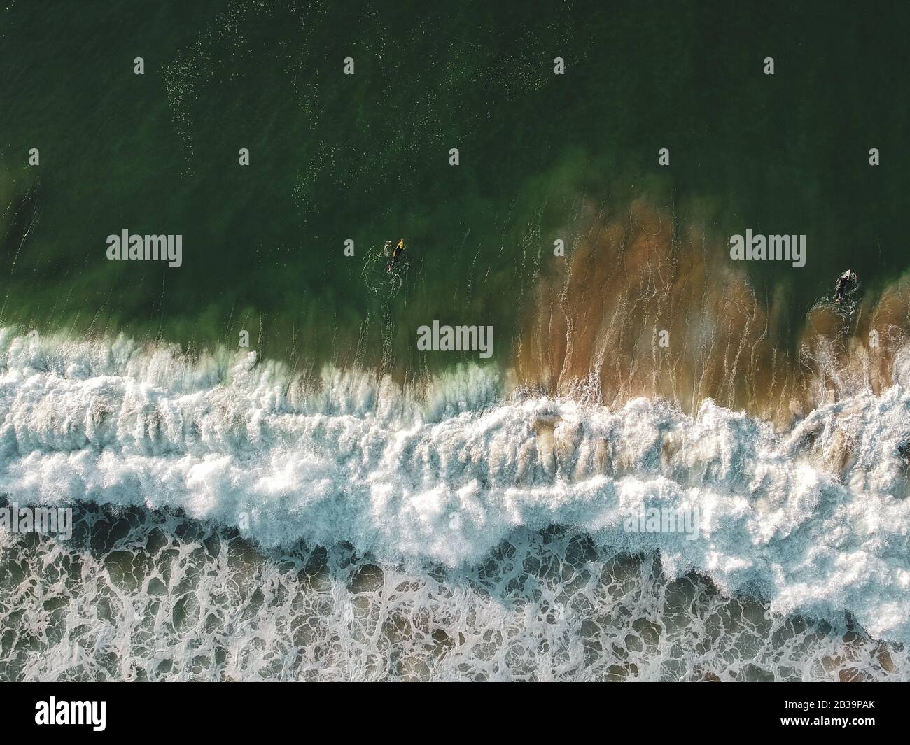 Luftaufnahme von einer großen Welle, die in einem Strand zusammenbricht. Drohnenansicht Stockfoto