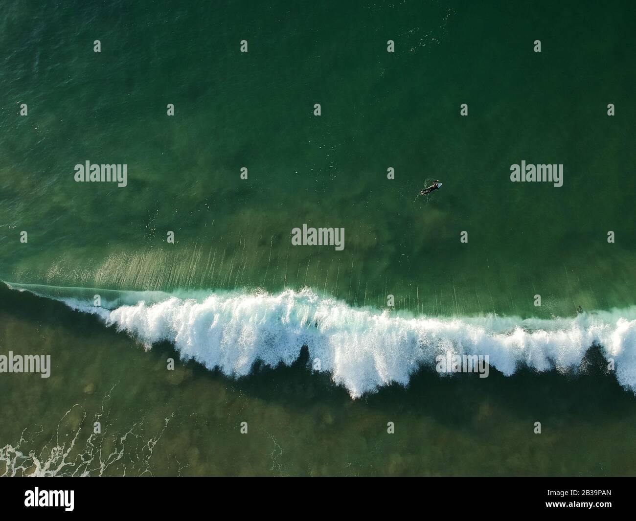 Luftaufnahme von einer großen Welle, die in einem Strand zusammenbricht. Drohnenansicht Stockfoto