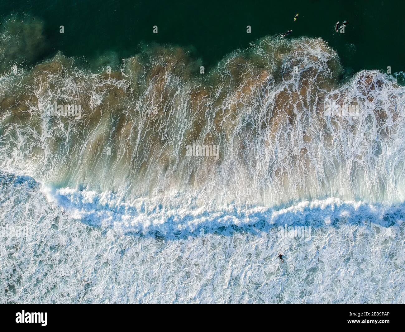 Luftaufnahme von einer großen Welle, die in einem Strand zusammenbricht. Drohnenansicht Stockfoto