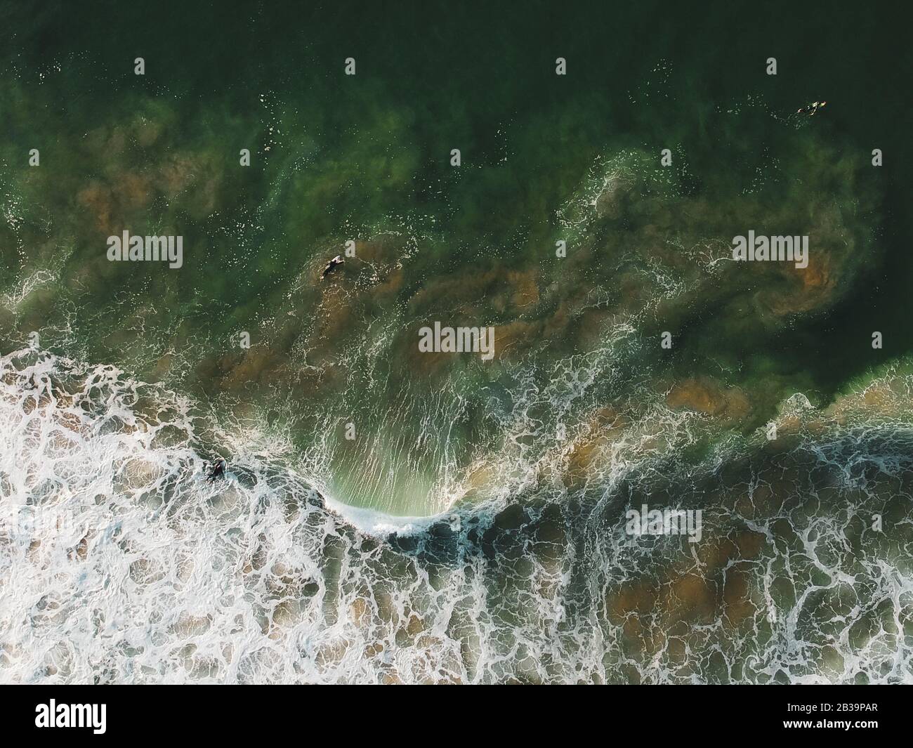 Luftaufnahme von einer großen Welle, die in einem Strand zusammenbricht. Drohnenansicht Stockfoto